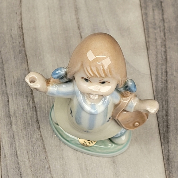 Mirete Porcelain Figurine Girl Yelling Playing Dress Up 4" Made In Spain - Picture 8 of 13